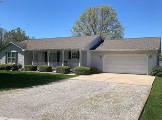 2 Maple Grove Dr, Petersburg, IL 62675