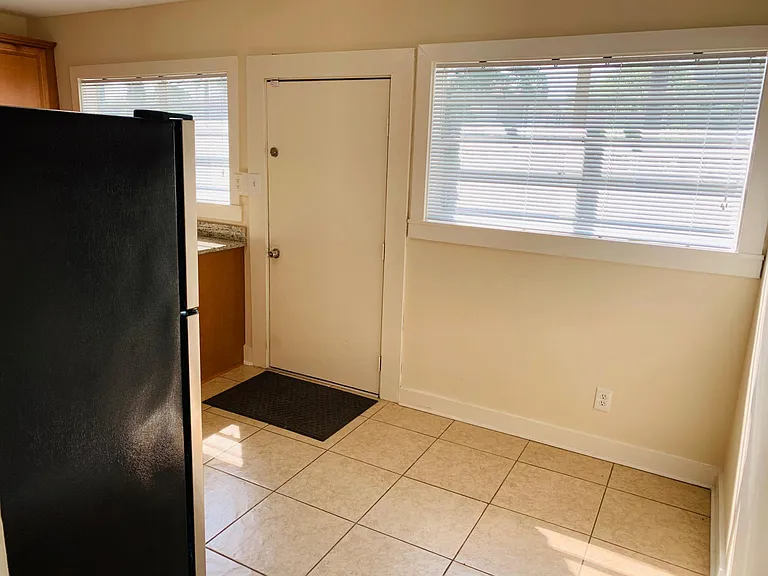 903 Montgomery St — Photo 38