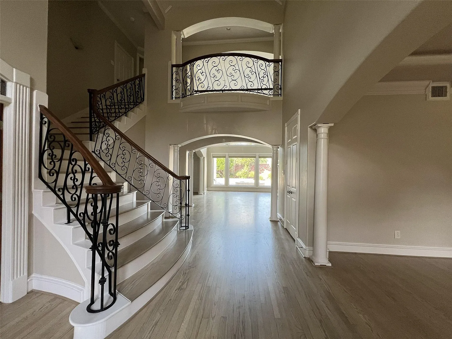 5 bed, 7.0 bath, 5336 sqft, $7,500 — Photo 3