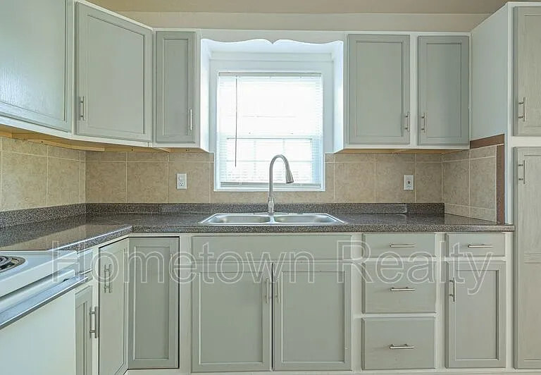 1407 NW Logan Ave — Photo 8