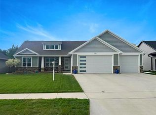 2676 W Scarlet Oak Cir, De Pere, WI 54115