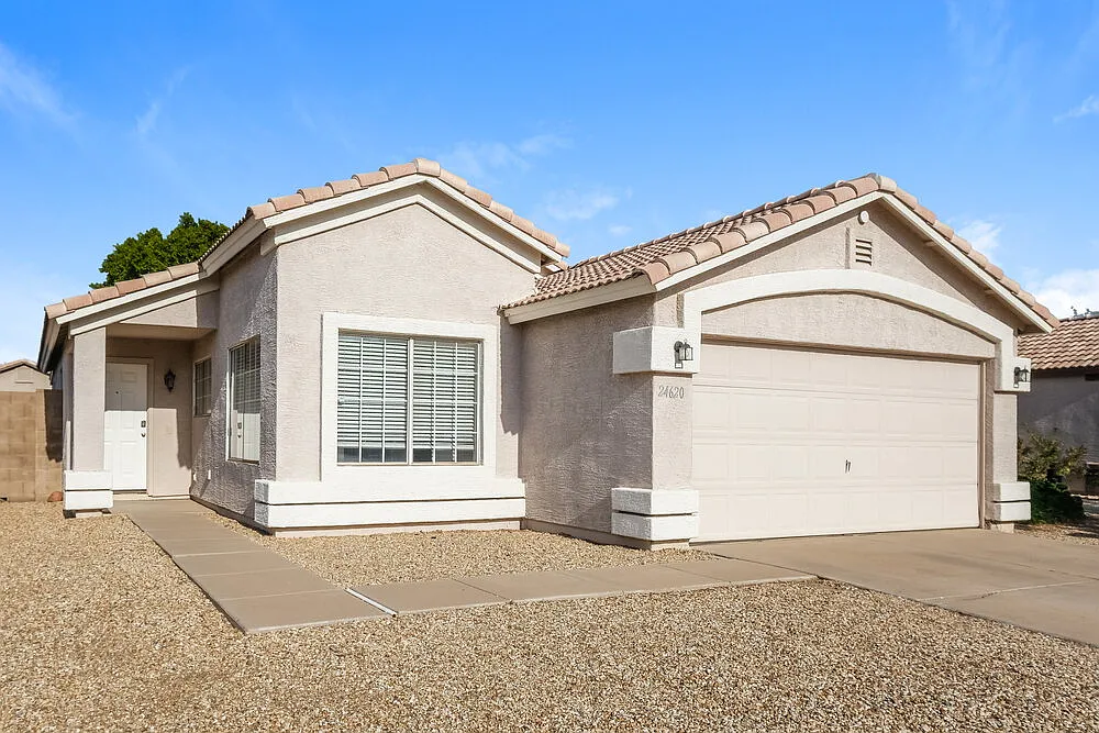 3 bed, 2.0 bath, 1313 sqft, $2,220 — Photo 1