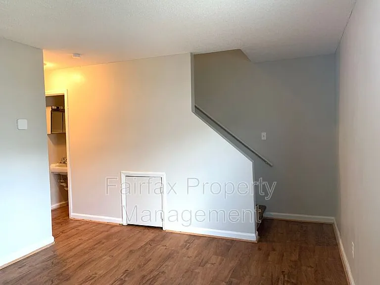 1427 Cherrycrest Dr — Photo 4