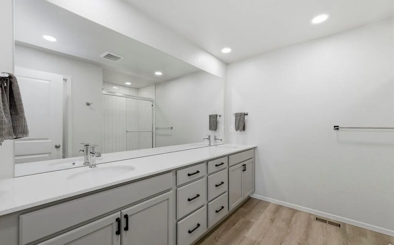 5 bed, 3553 sqft, $4,000 — Photo 1