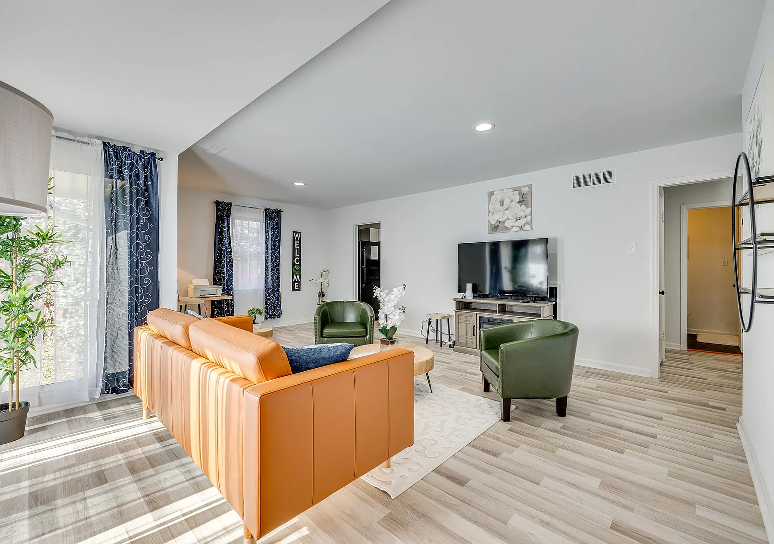Spacious 2 BDR Luxury Home Near Elevation Church — Photo 2