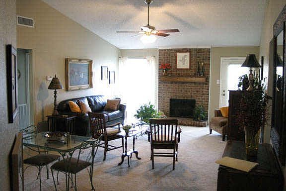 5th image of 2204 Hollybush Ln