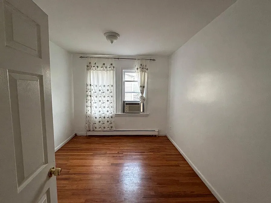 3 bed, 550 sqft, $2,350 — Photo 2