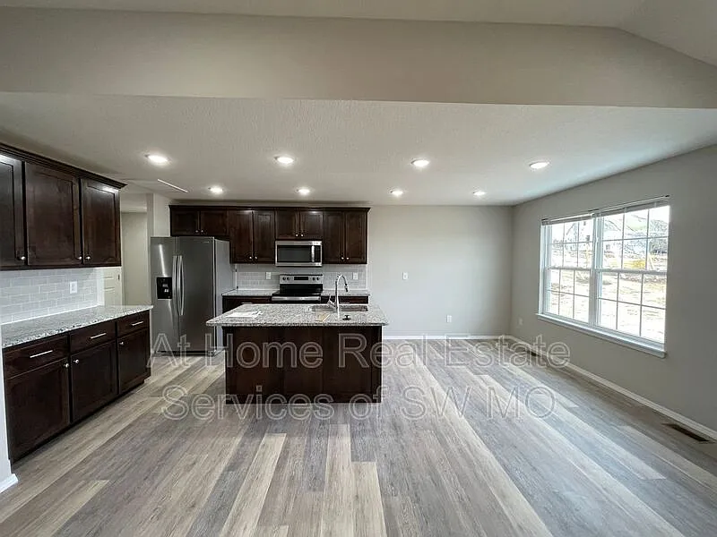 4 bed, 2.0 bath, 1667 sqft, $2,080 — Photo 4