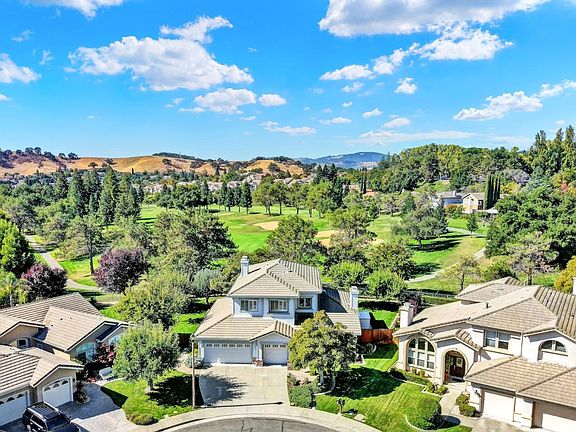 5th image of 2907 Capilano Court