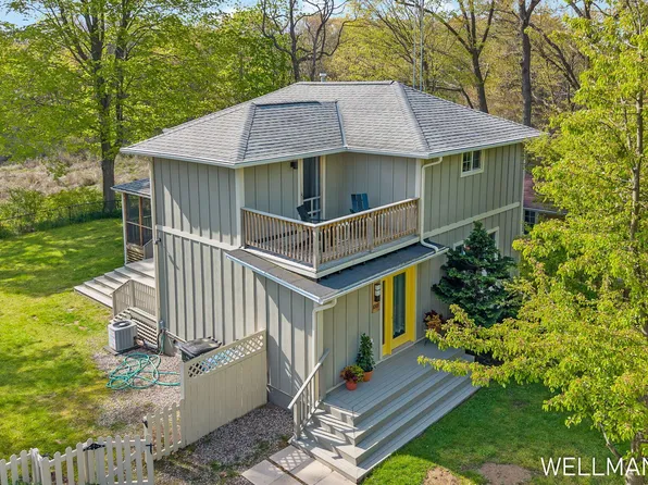 1005 Elizabeth St, Saugatuck, MI 49453