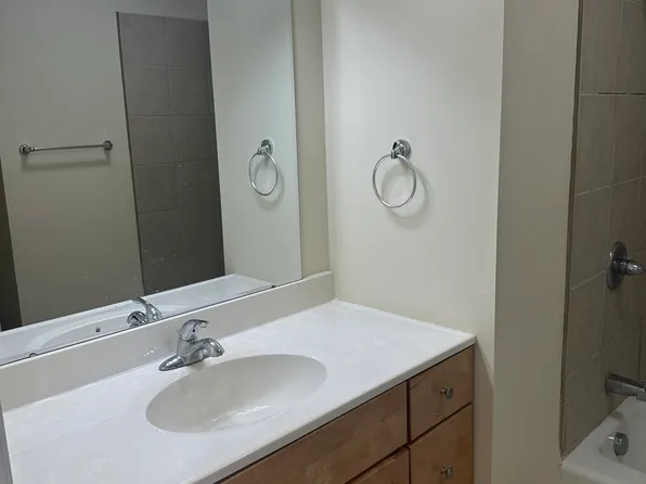 2407 Oxford Dr SE APT A, Willmar, MN 56201