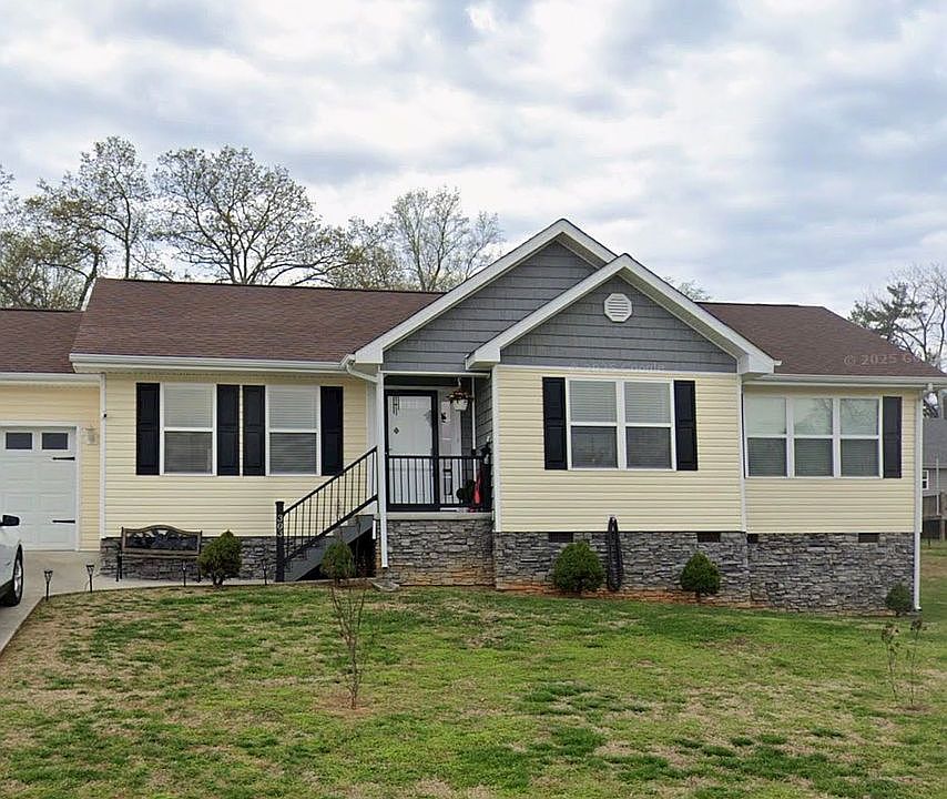 1st image of 303 Foothills Dr