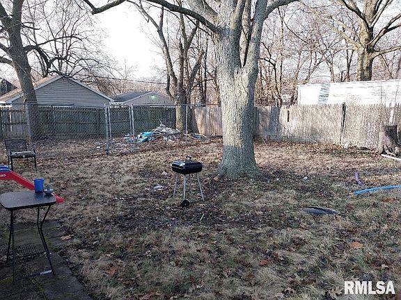 3rd image of 1002 W Thrush Ave