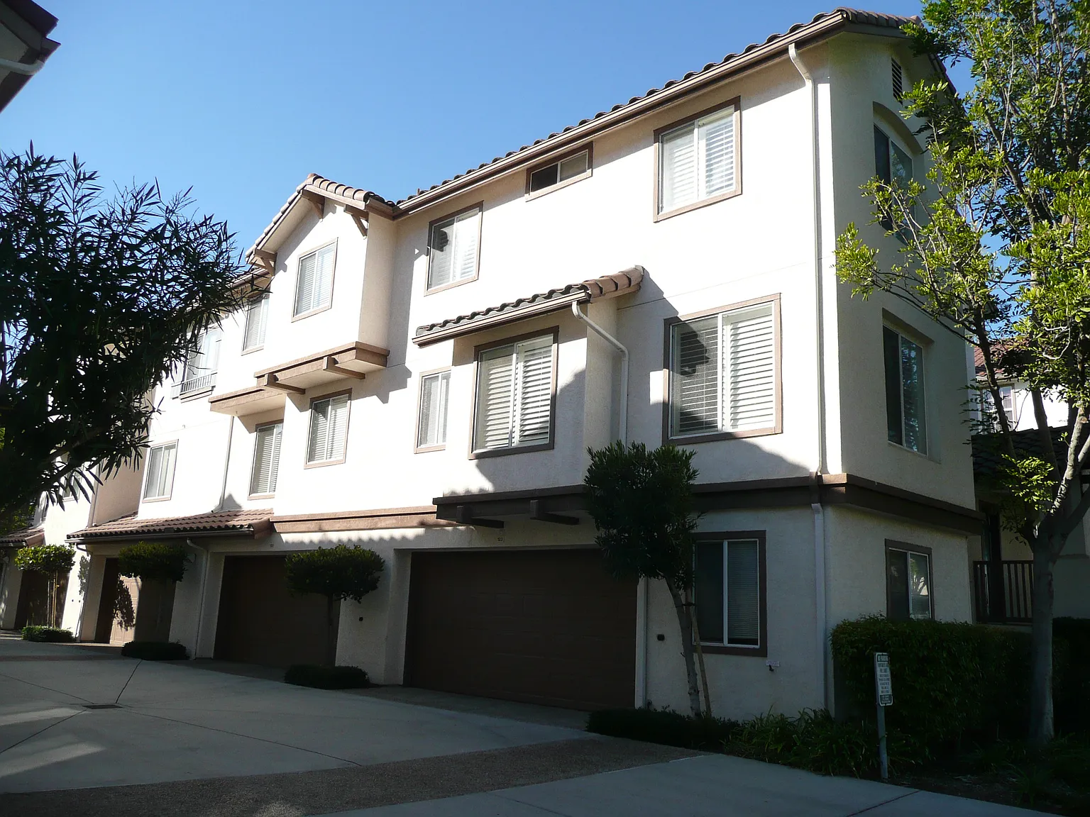 3 bed, 2.5 bath, 1553 sqft, $4,200 — Photo 2