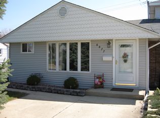 8877 S Beck Pl, Hometown, IL 60456