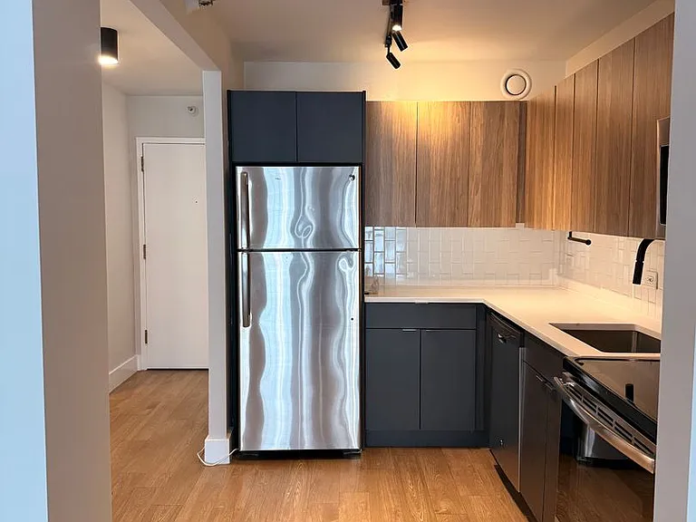 10 E Ontario Condos — Photo 33