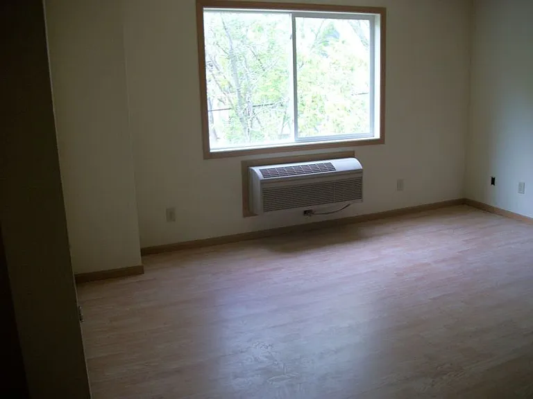 738 E Dayton St — Photo 15