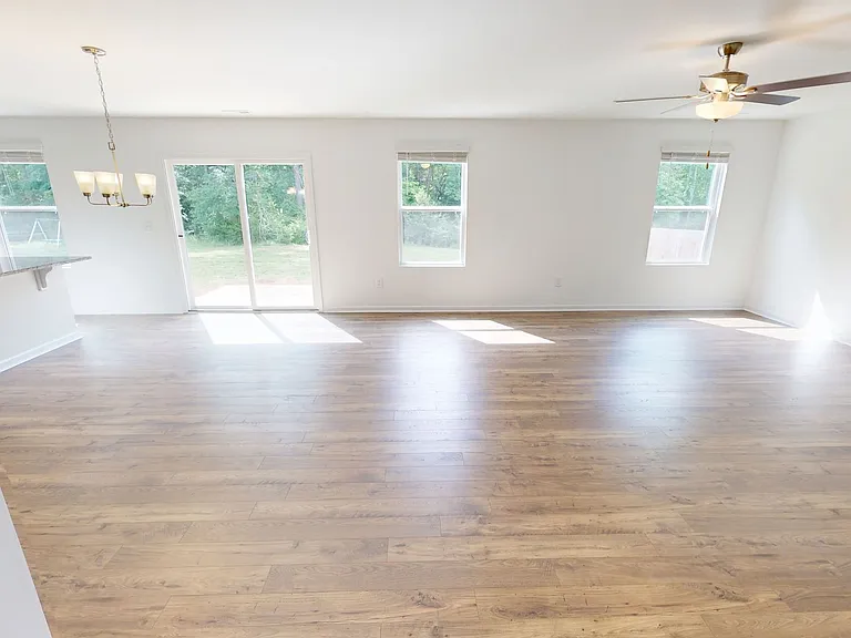 517 Phoenix Ln — Photo 3