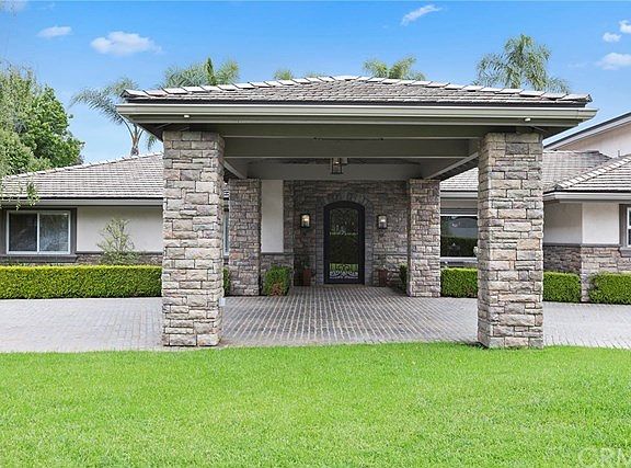Stunning front entry