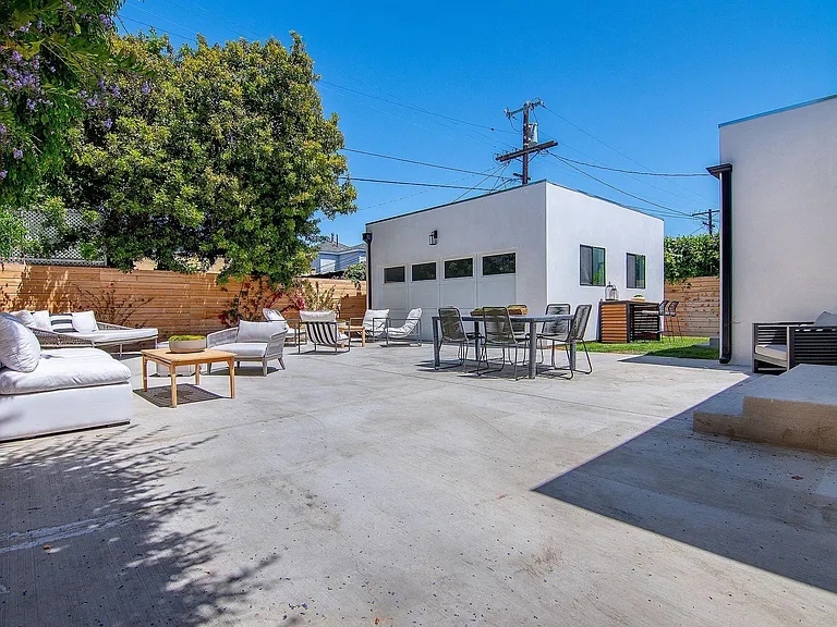 622 N Gardner St — Photo 40