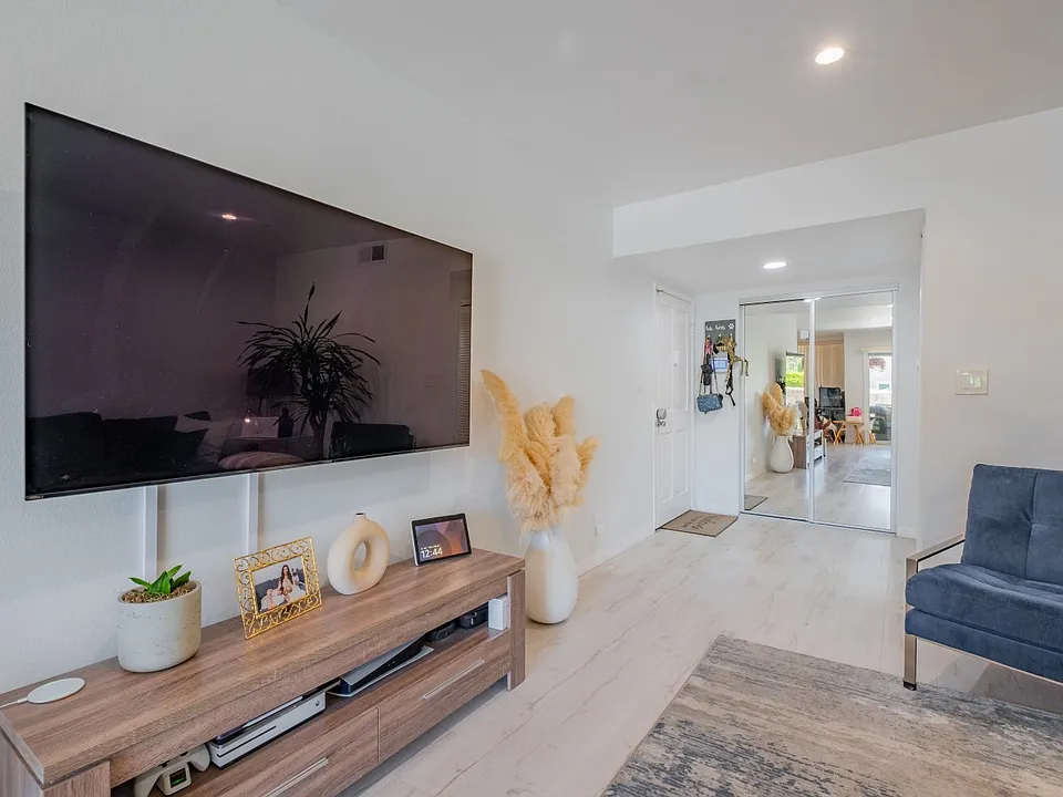 4487 Colbath Ave #106