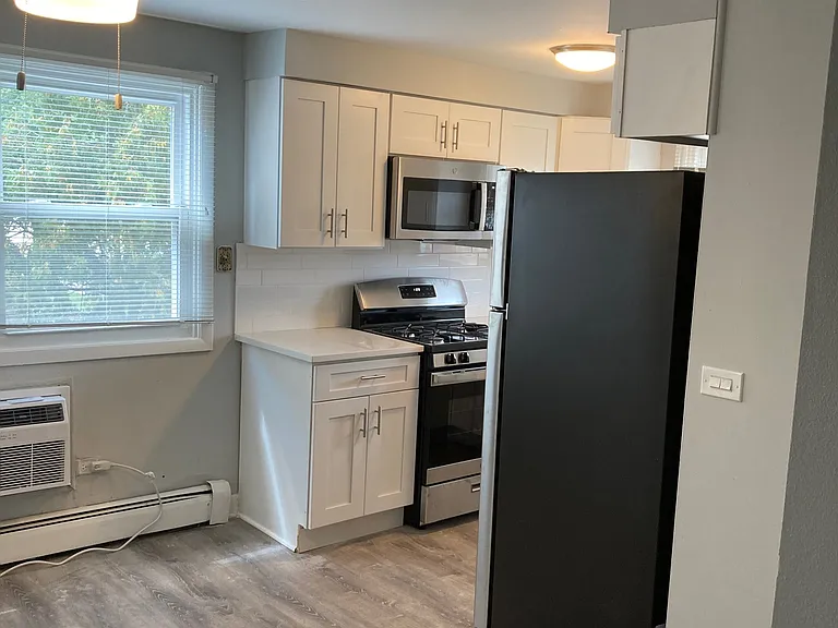 897 Graceland Ave #2W — Photo 5