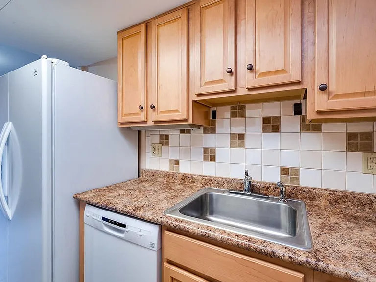 1123 Charleston Ct — Photo 16