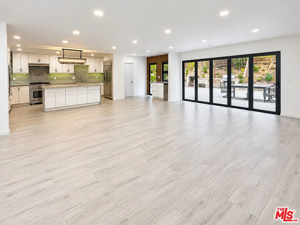 5 bed, 3.5 bath, 2800 sqft, $6,800 — Photo 2