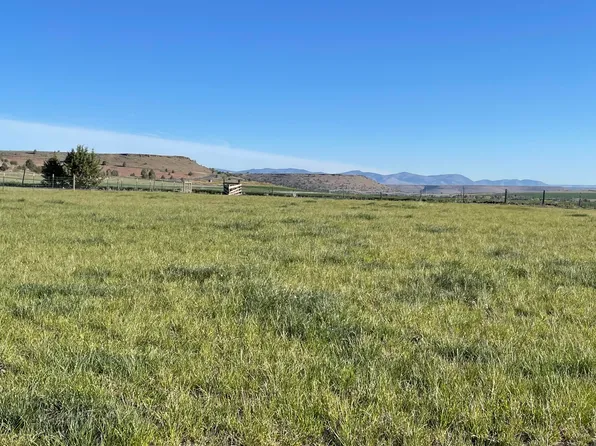 4651 NE Collins Dr, Madras, OR 97741