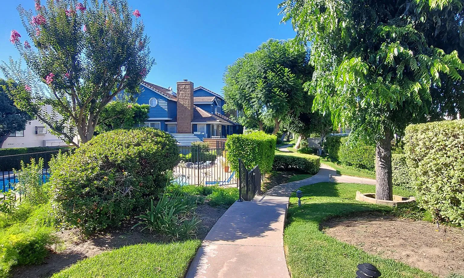 3 bed, 2.5 bath, 1900 sqft, $4,500 — Photo 2