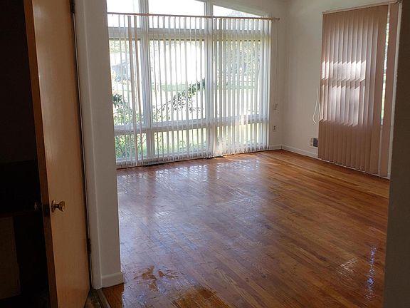 4th image of 1524 Royal Oak St SW