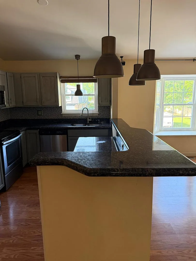 3 bed, 1138 sqft, $2,350 — Photo 1