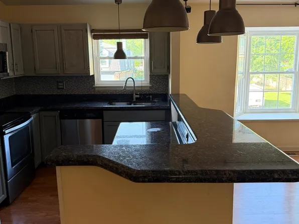 156 W Golf Rd APT C, Libertyville, IL 60048