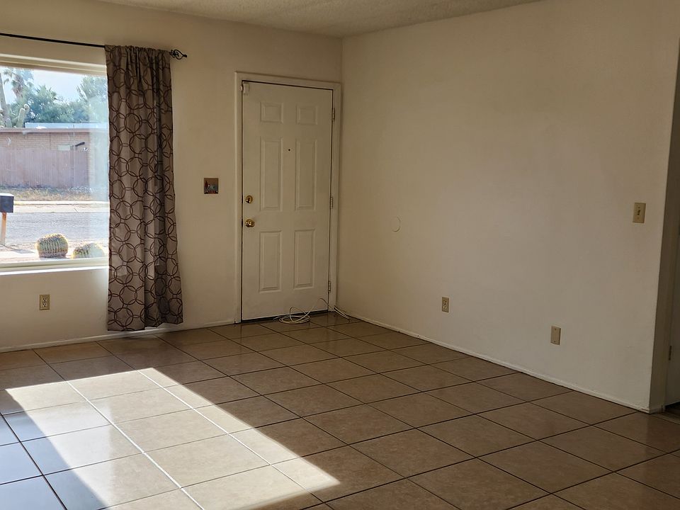 Living area. Curtains not included.