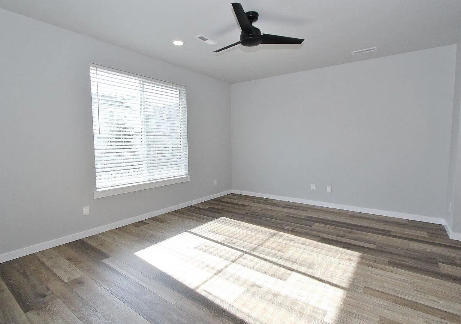 Immaculate Townhome in Barnwood — Photo 2