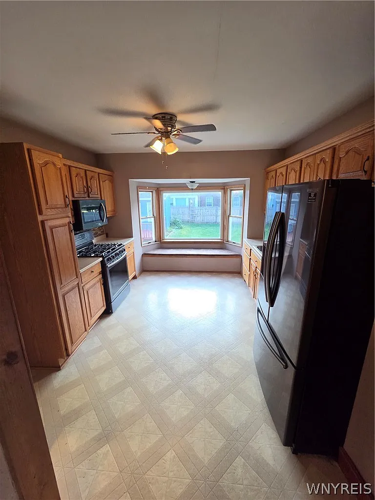 3 bed, 1.5 bath, 3194 sqft, $1,600 — Photo 4