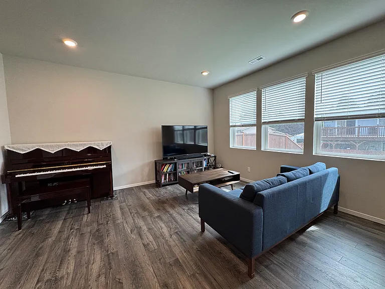 832 Bradley St NE — Photo 2