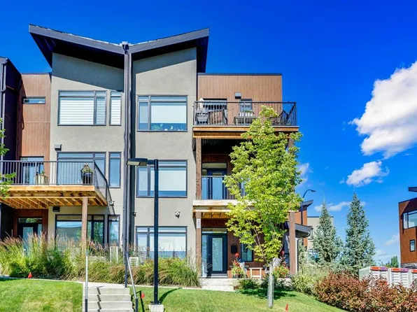 19 E Royal Elm Bay NW, Calgary, AB T3G 5M3