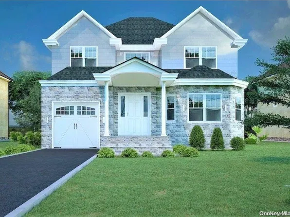 388 Garfield Avenue, Mineola, NY 11501