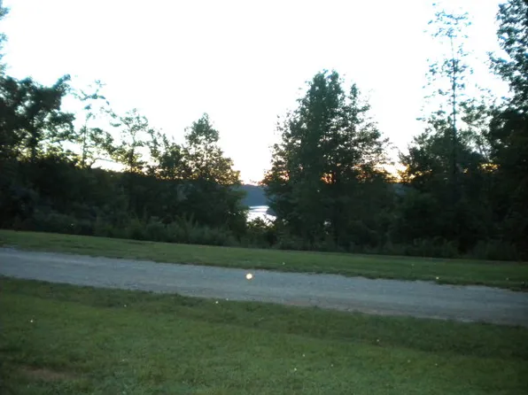 171 Lakeview Cir, Byrdstown, TN 38549