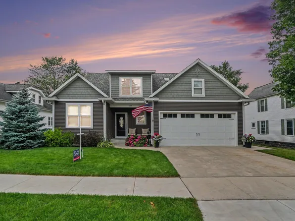 223 Prospect St, Spring Lake, MI 49456