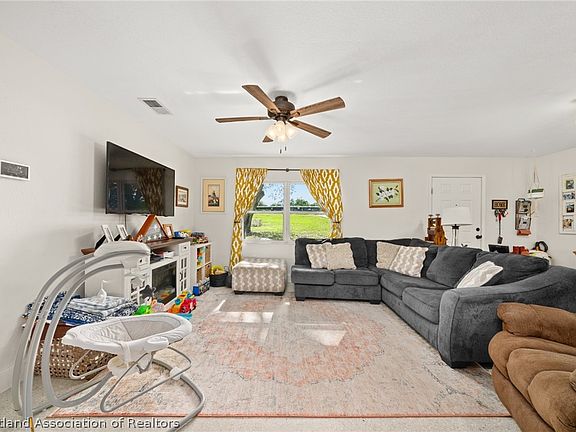 4th image of 826 N Fox Lake Rd