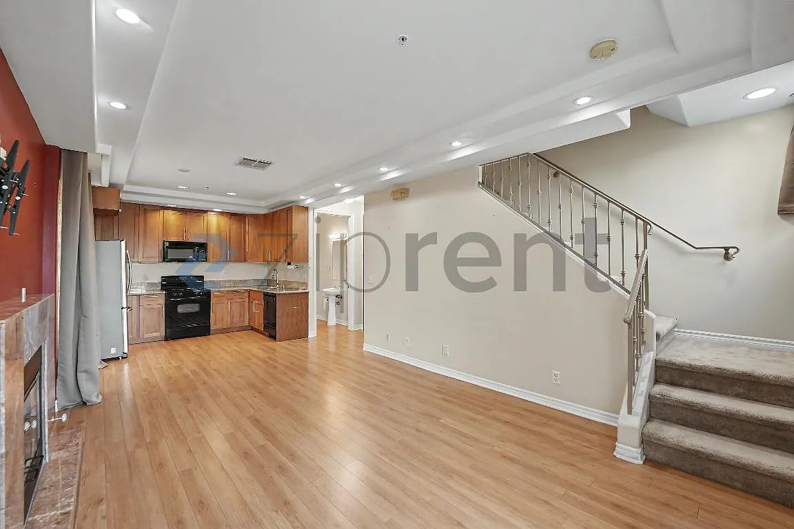 3 bed, 2.5 bath, 1370 sqft, $2,962 — Photo 2