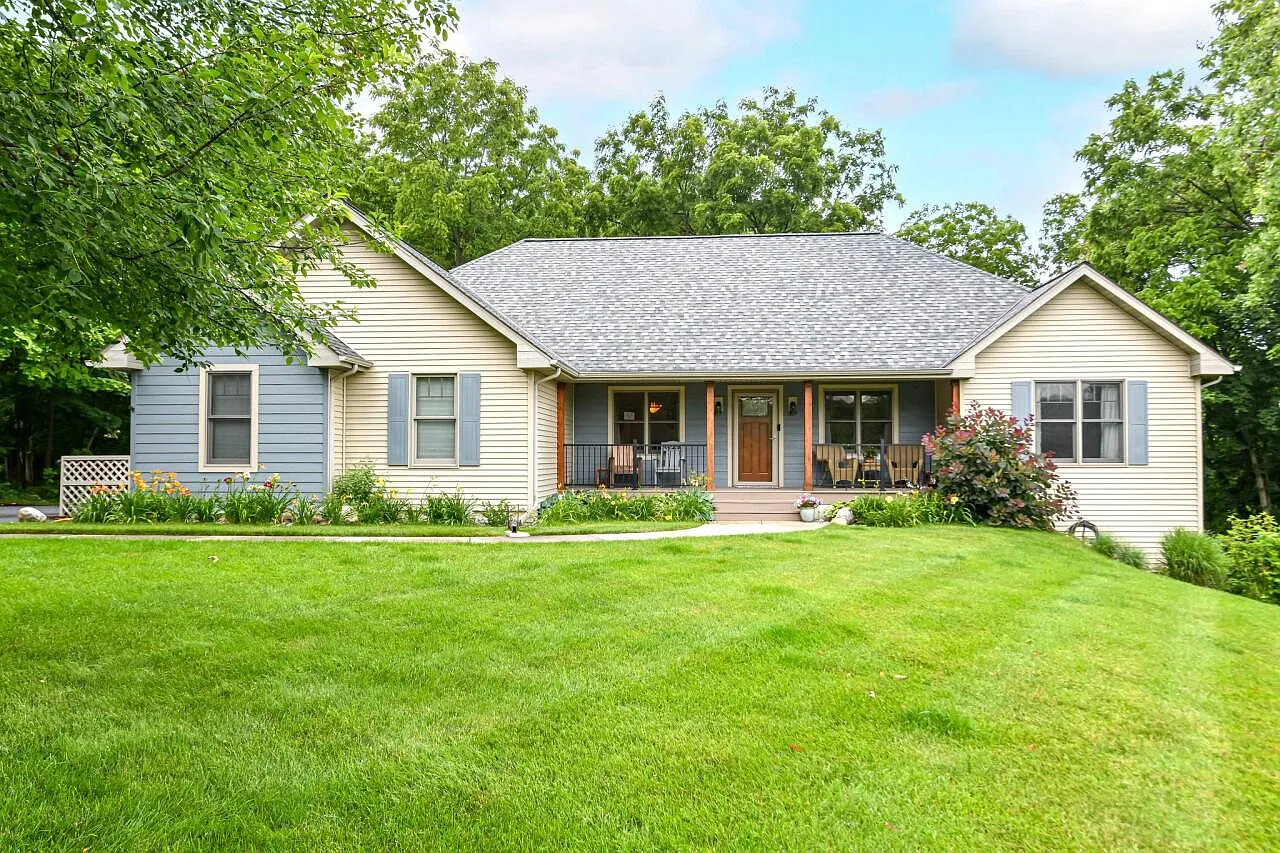 1310 Edgewood COURT photo 1