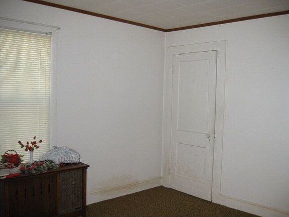 5th image of 414 W Broadway St