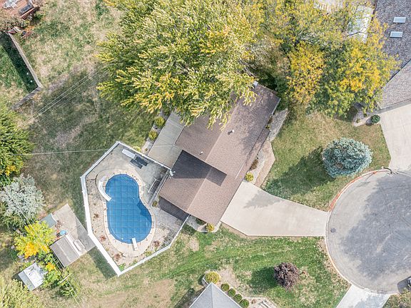 5th image of 704 Carolyn St