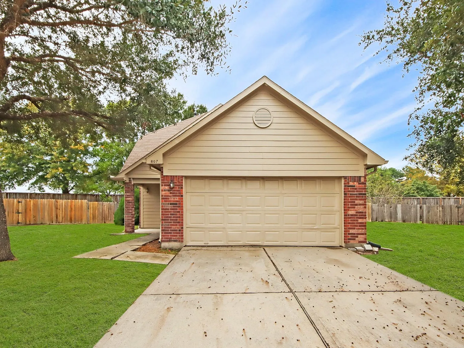 3 bed, 2.5 bath, 1590 sqft, $1,700 — Photo 2