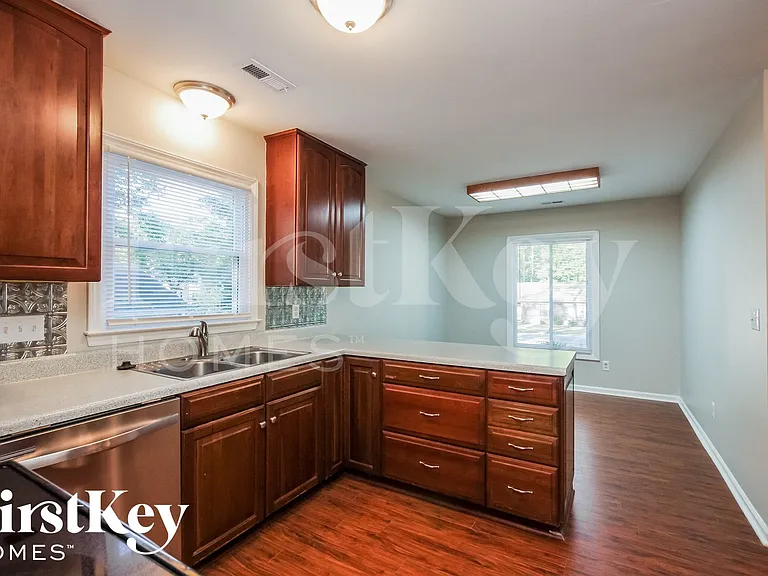 908 Foxborough Rd — Photo 6