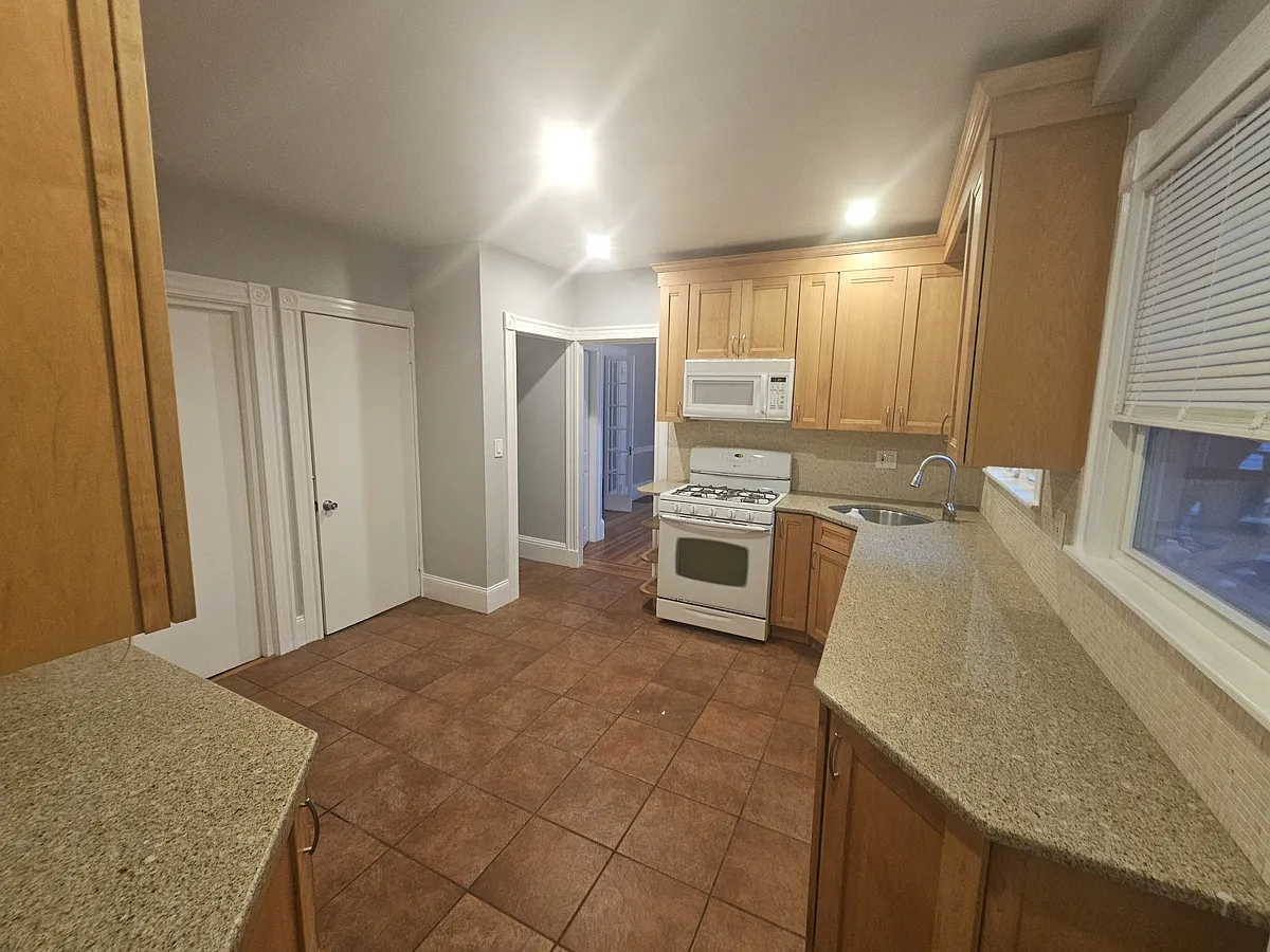 Building Photo - 208 Morrison Ave #1