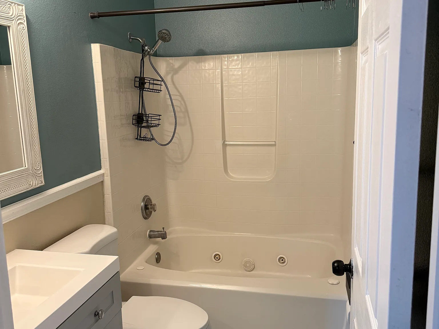 3 bed, 1300 sqft, $2,200 — Photo 1
